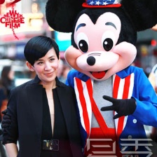 獨(dú)家寫真：吳君如紐約玩黑白配 俏皮與卡通合影