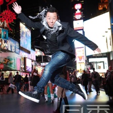 獨(dú)家寫真：郭濤紐約街頭玩蹦高 露調(diào)皮型男本性