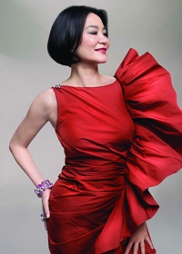 林青霞拍大片登封面显知性美 身穿皮草露香肩