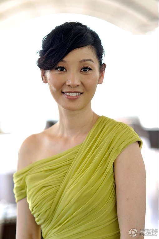 冯小刚罕见出镜《1942》写真 妻子徐帆黄裙美艳