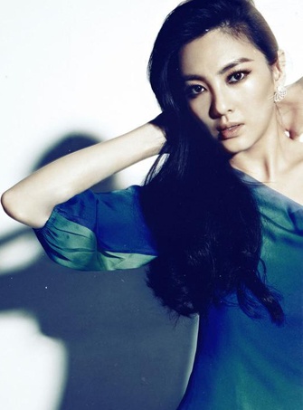 张雨绮幻影迷离登封面 秀玉臂扭柳腰女人味十足