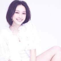 张俪写真秀无瑕美肌 展示修长美腿演绎白色恋人