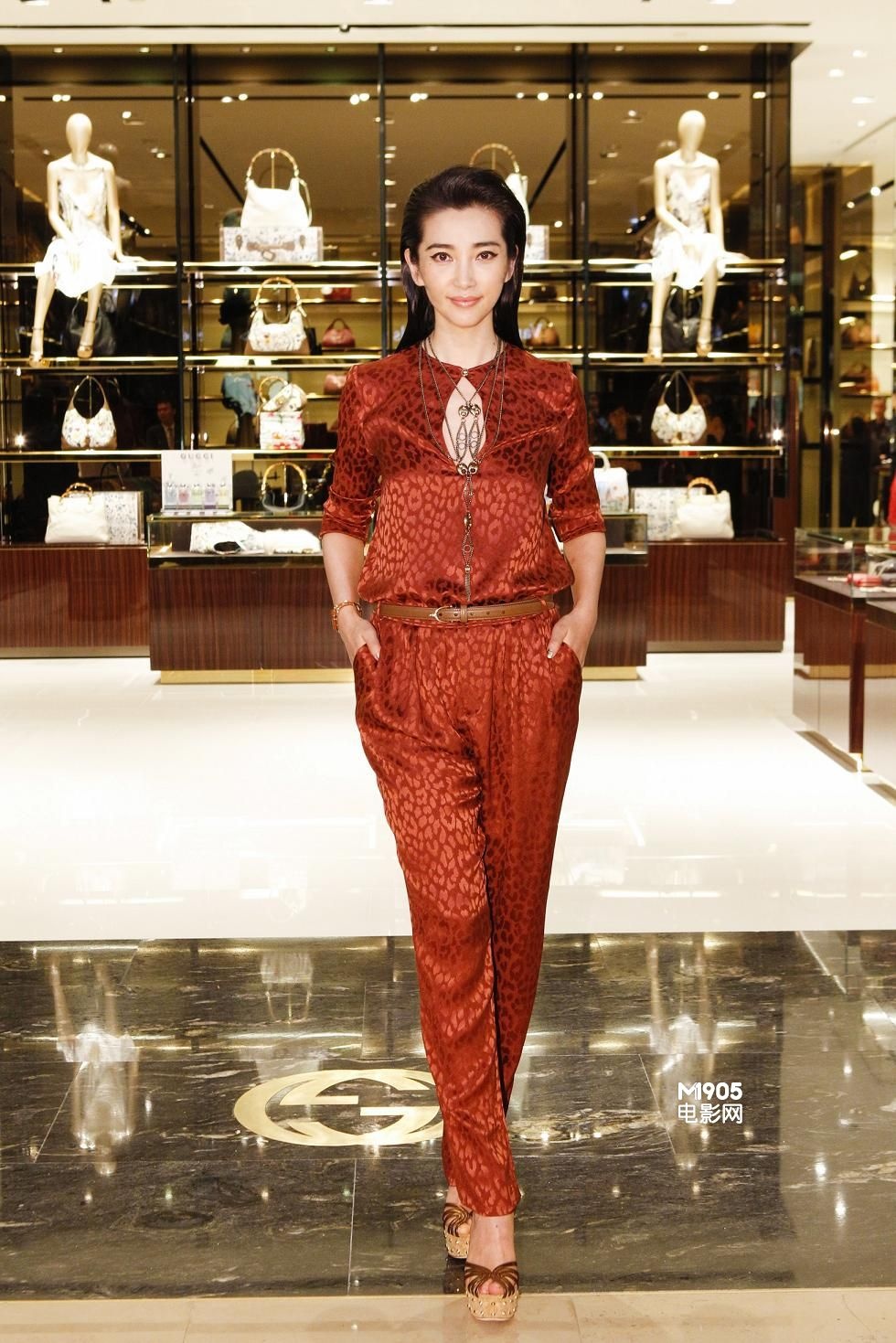 李冰冰亮相台北慈善夜 深蓝色晚礼秀白嫩长腿