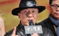 成龙发布会戴帽遮发型 头顶“板儿寸”只为演特警