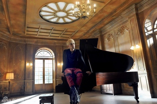 <em>周杰伦</em>专辑封面照曝光 穿蕾丝透视上衣骑独角