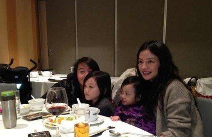 赵薇母女与王菲一家聚餐 小四月、李嫣成为闺