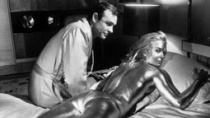 《007：金手指》片头 邦女郎丰满金身的死亡之吻
