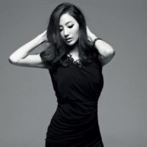 韩彩英曝怀孕13周 踩高跟鞋穿紧身裙S曲线依旧