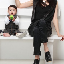 龚蓓苾携爱子出镜显窈窕身材 混血宝贝镜头感足