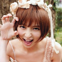 篠田麻里子田园写真清纯动人 鬼马表情可爱娇俏