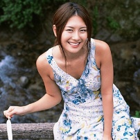 《人间蒸发》曝阿布真理写真 穿碎花裙笑容迷人