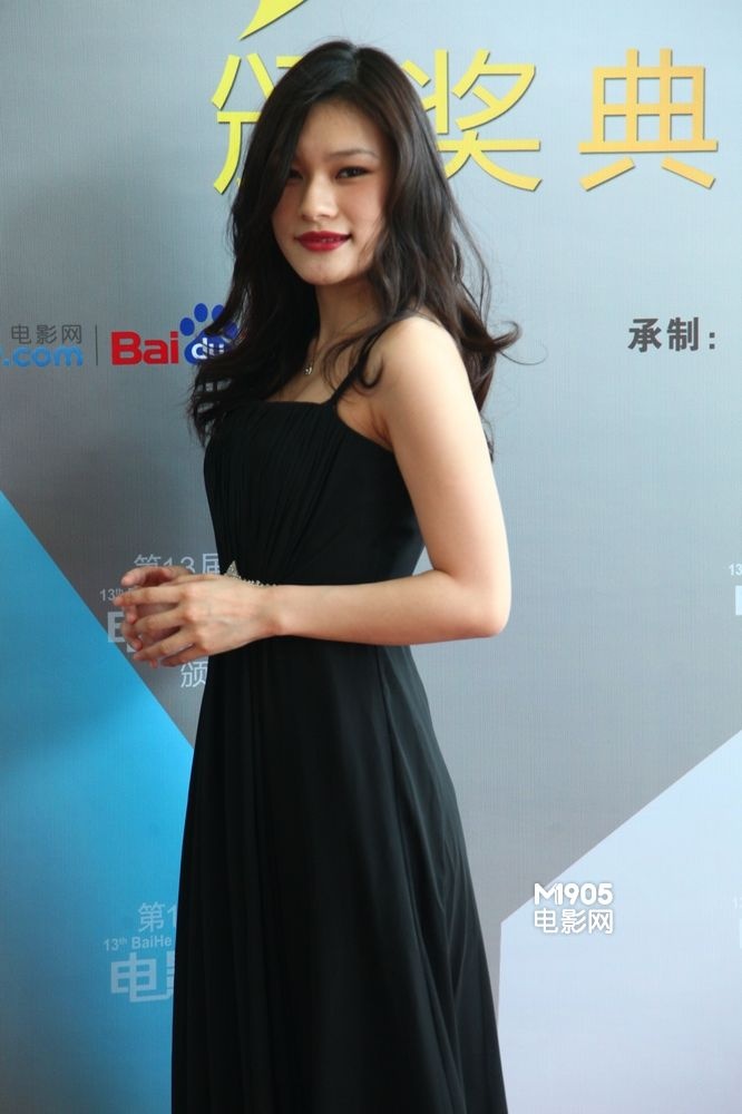百合红毯女星齐臀短裙秀长腿pk黑色蕾丝透视装