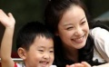倪妮收获母亲节特殊礼物 “儿子”献吻妈妈挺尴尬