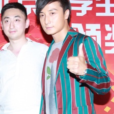 方力申攜劇組亮相電影節(jié) 休閑裝難掩潮男風范