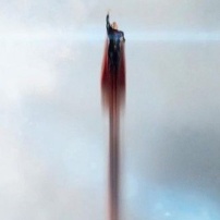 《超人：钢铁之躯》曝新版海报  英雄一飞冲天