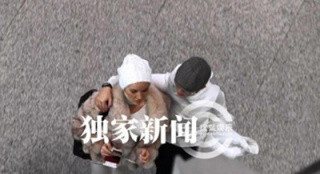 潘美辰攜外國女友離京 當(dāng)眾摟抱不理同居緋聞