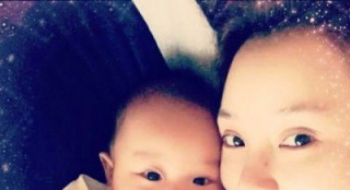 贾乃亮微博晒妻女合影 爱女舔手指正面萌照曝光