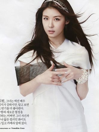 河智苑白衣写真如纯美公主 巧露香肩美腿显清纯