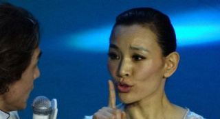 陳沖不滿李詠頻發(fā)問 發(fā)飆打“閉嘴”手式制止