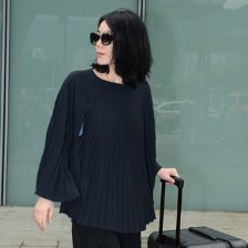 王菲蓝黑色另类装抵香港 大墨镜遮面巨星派头足