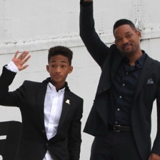 史密斯亮相《重返地球》宣传 儿子戴戒指显成熟