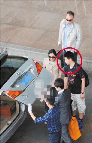 歌携妻儿出行 十六岁儿子曝光身高超过陈红_华