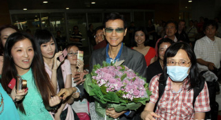 66歲鄭少秋遭女粉絲“圍攻” 老婆官晶華現(xiàn)黑臉
