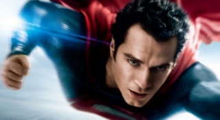 《超人：钢铁之躯》曝日版海报 新超人强势回归