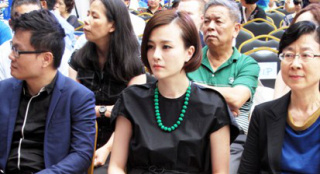 劉孜黑套裙小露美腿 亮相兒童公益比賽談愛子