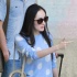 楊冪“奶牛裝”與男子熱聊 疑因辛苦發(fā)際線上移