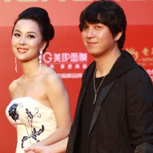 董洁前夫潘粤明手牵美女 魏一抹胸长裙秀美背