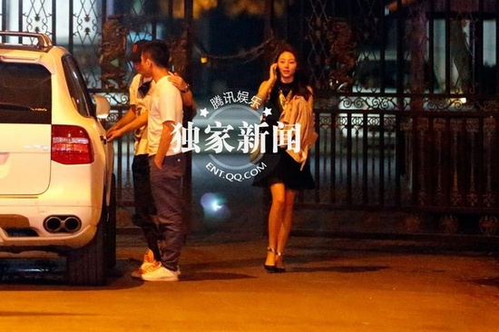 韩庚与神秘女搂肩略显微醺 粉丝拍照被勒令删