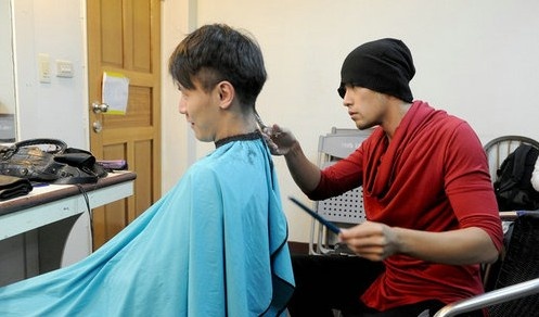 周杰伦电影演唱会两手抓 自曝靠给人剪头发减