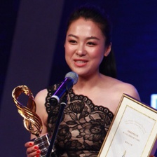 传媒大奖最佳女主角揭晓 沈傲君镂空长裙登场