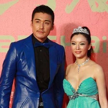 彭丹超低胸礼服险走光露乳 牵手胡兵同亮相红毯