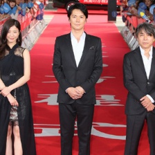 《盛夏方程式》盛大首映 福山雅治帥氣亮相紅毯