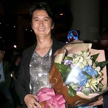 型男福山雅治到港宣傳新片 眾粉絲機(jī)場(chǎng)守候尖叫