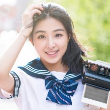 張含韻清純?cè)煨团碾s志封面 再穿可愛(ài)校服致青春