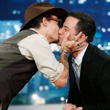 约翰尼·德普绅士装亮相 热吻男主持大胆豪放