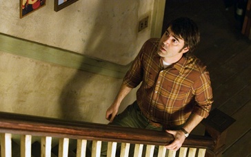 《招魂》曝片段 法梅加把玩诡异小丑音乐盒藏