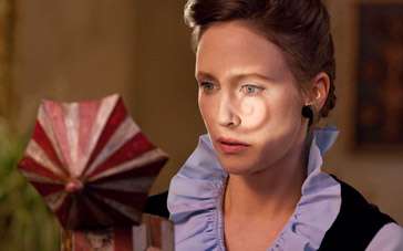 《招魂》曝片段 法梅加把玩诡异小丑音乐盒藏