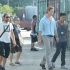 “雷神”自备风扇消暑气 王力宏微笑挥手显亲民