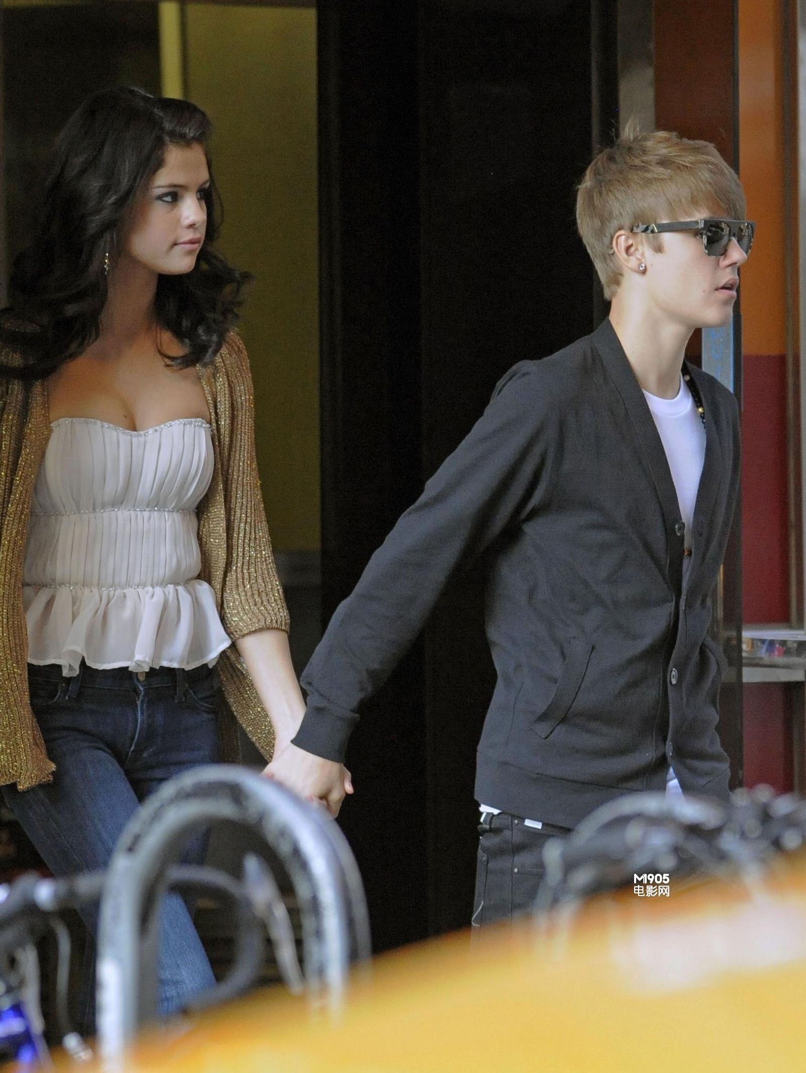 Justin Bieber & Selena Gomez: Kissy Couple at Lakers Game: Photo ...
