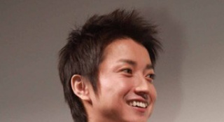 藤原龍也婚后首亮相 為《西嵐與拉奇》宣傳造勢(shì)