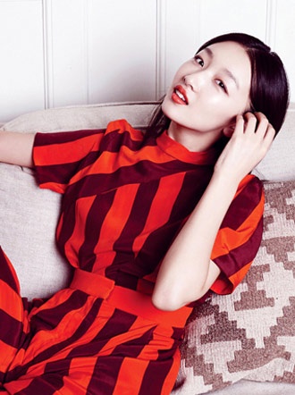 周冬雨烈焰红唇写真添轻熟气质 身穿短裙露美腿