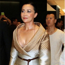 劉嘉玲內(nèi)衣外穿露酥胸風(fēng)騷亮相 脖頸處驚現(xiàn)吻痕