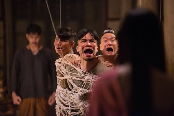 泰国恐怖片《鬼夫》走红 美女、帅哥满口黑牙