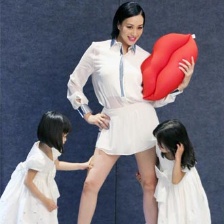 鐘麗緹攜女兒拍寫真獻紅唇熱吻 女神展纖長細腿