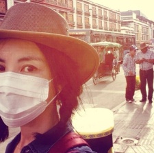 王菲西藏多组自拍照曝光 麻花辫清新休闲装帅气