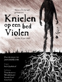 跪在床上的小提琴